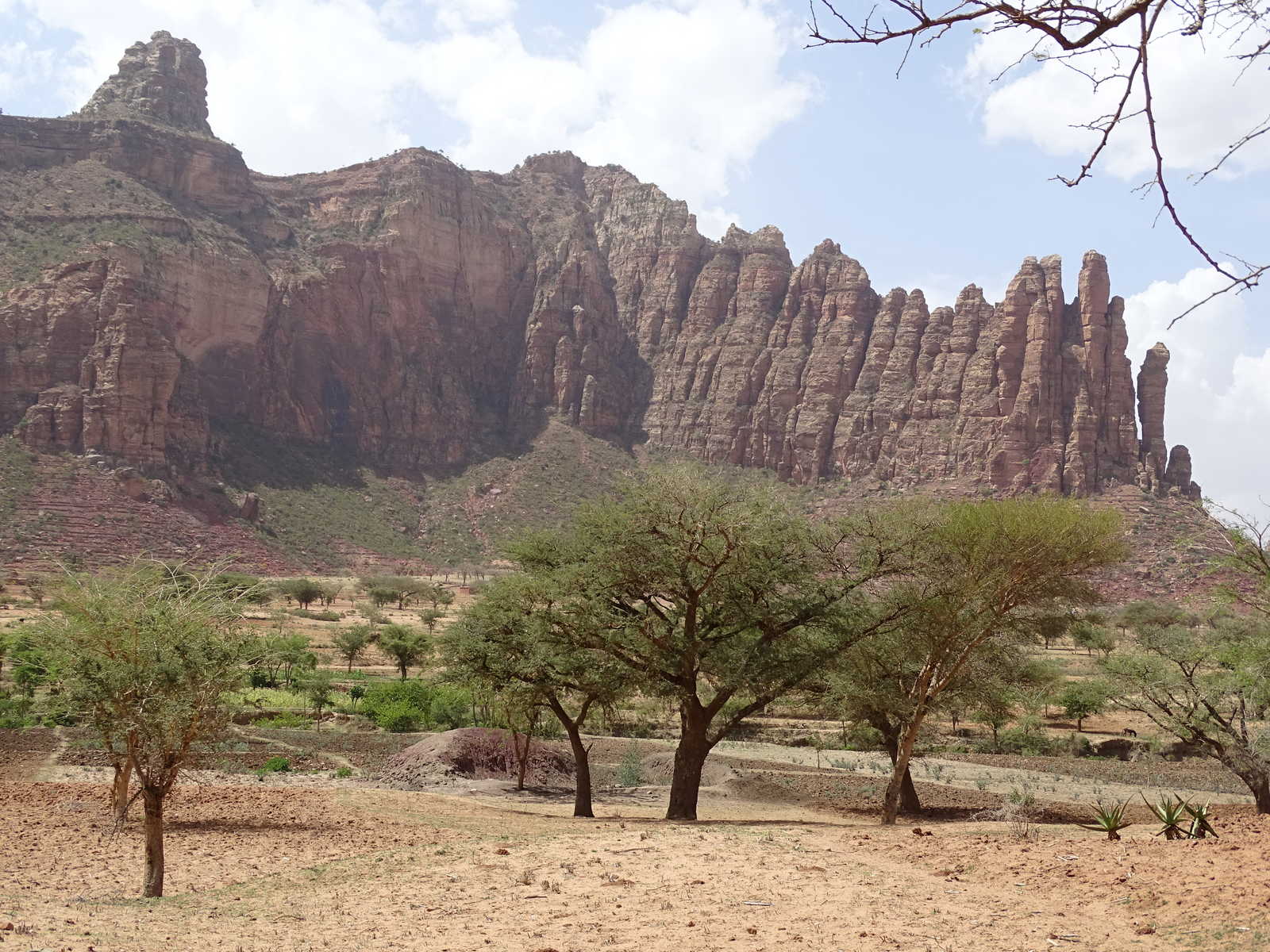 Paysages dans le massif du Gheralta - église de Mariam Papasit