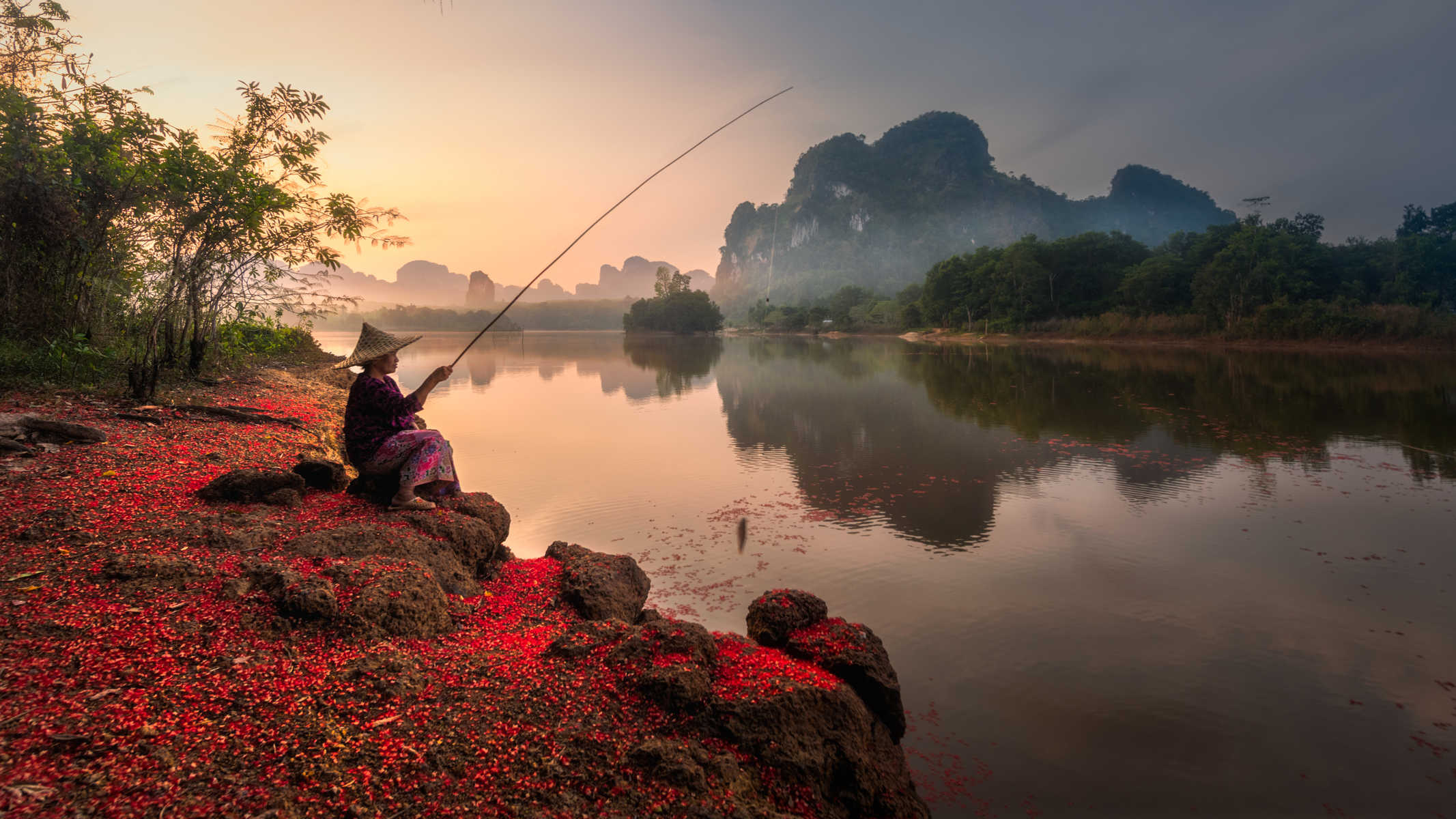 pêcheur qui pêche en Thaïlande