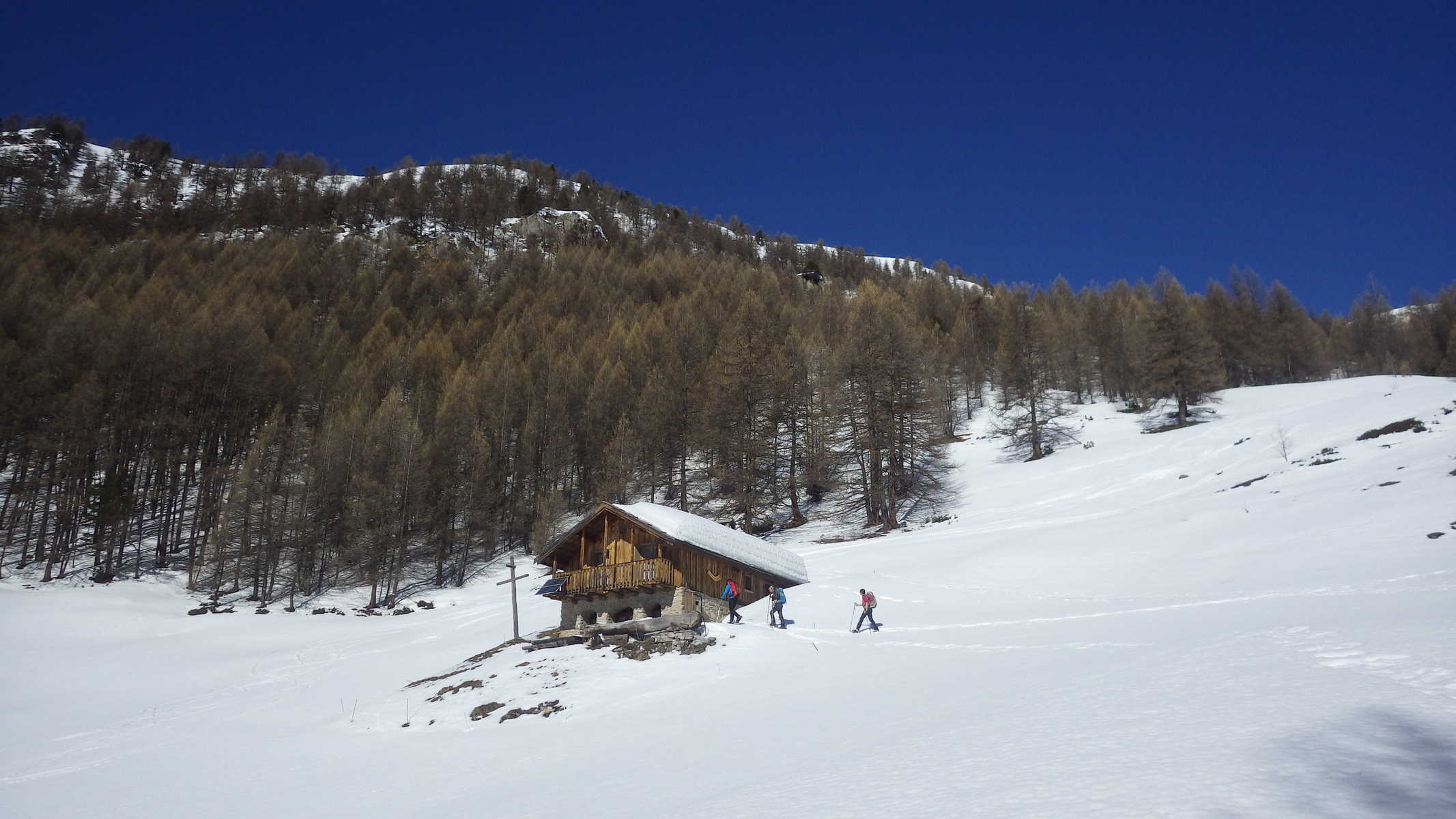 Petit chalet en montant vers le Lac de Roue, Queyras