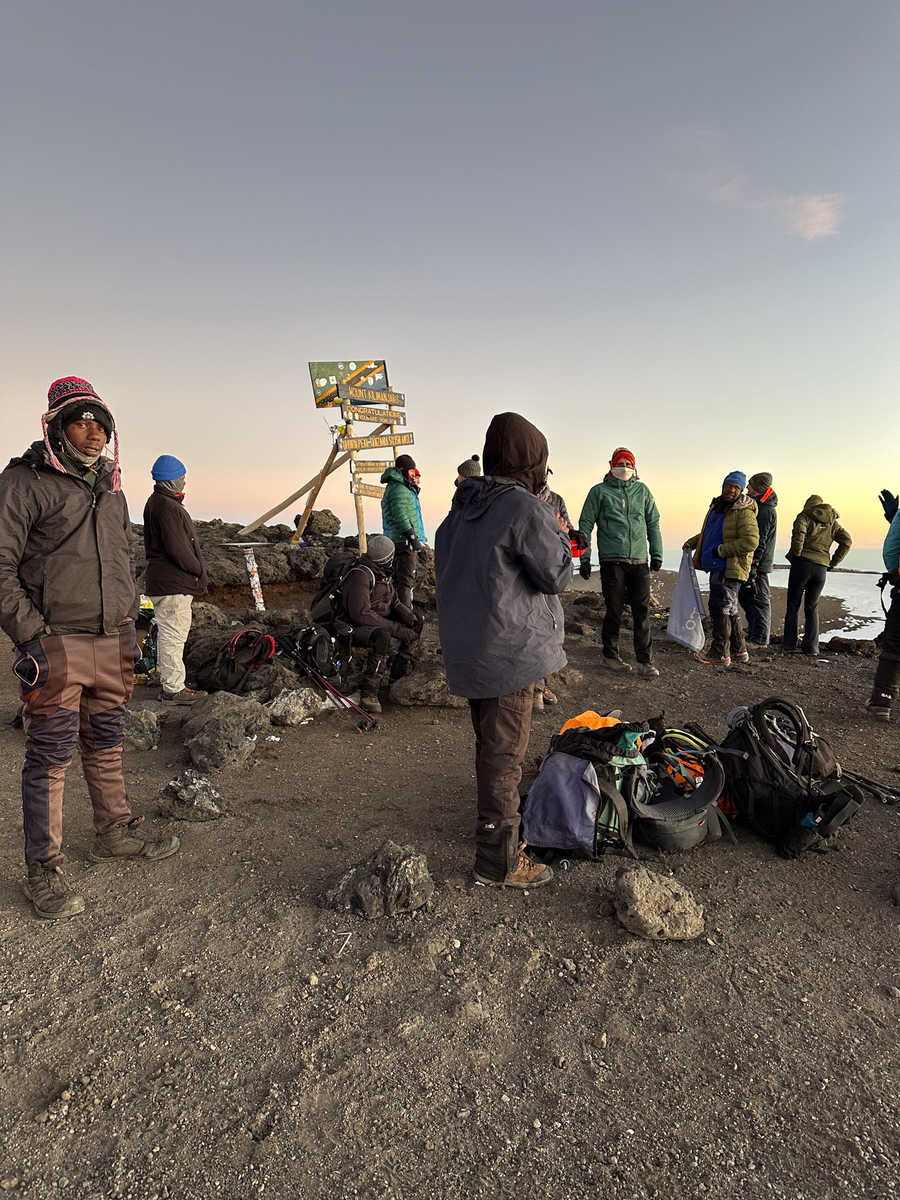 Petit groupe de randonneurs au sommet du Kilimandjaro en Tanzanie
