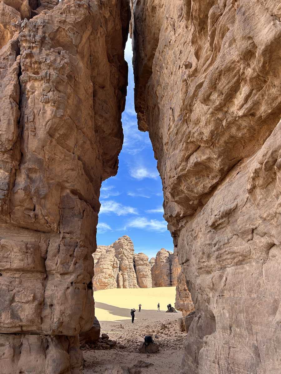 Petit groupe de randonneurs dans le Tassili N'Ajjer, en Algérie