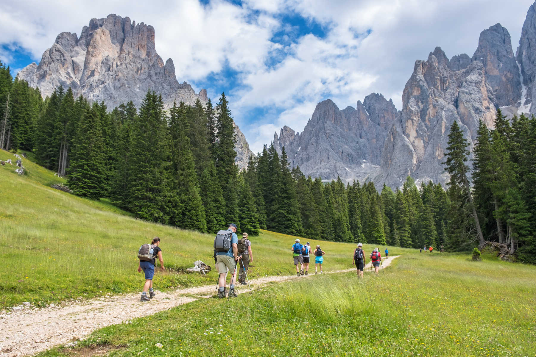 Petit groupe de randonneurs dans les Dolomites, en Italie