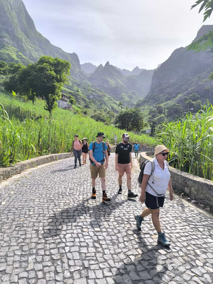 Petit groupe de randonneurs qui partent de Cha de Pedrasau Cap Vert