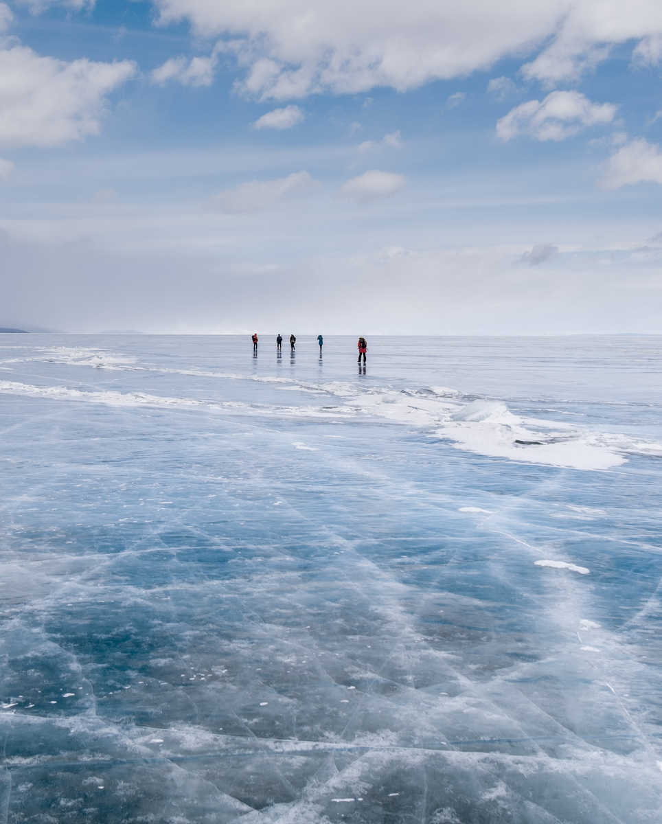 Petit groupe de randonneurs sur le lac Khovsgol en Mongolie