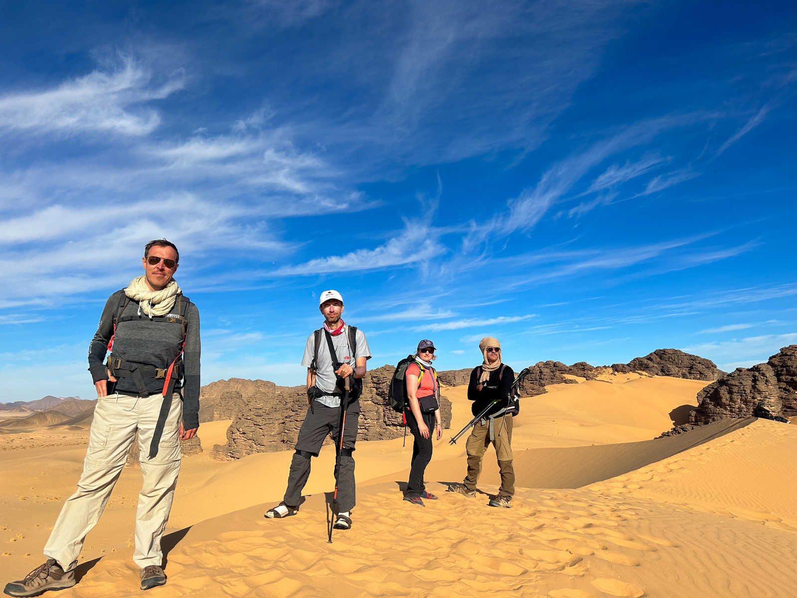 Petit groupe de randonneurs sur une dune dans le Tassili N'Ajjer, en Algérie © Petit groupe de randonneurs sur une dune dans le Tassili N'Ajjer, en Algérie