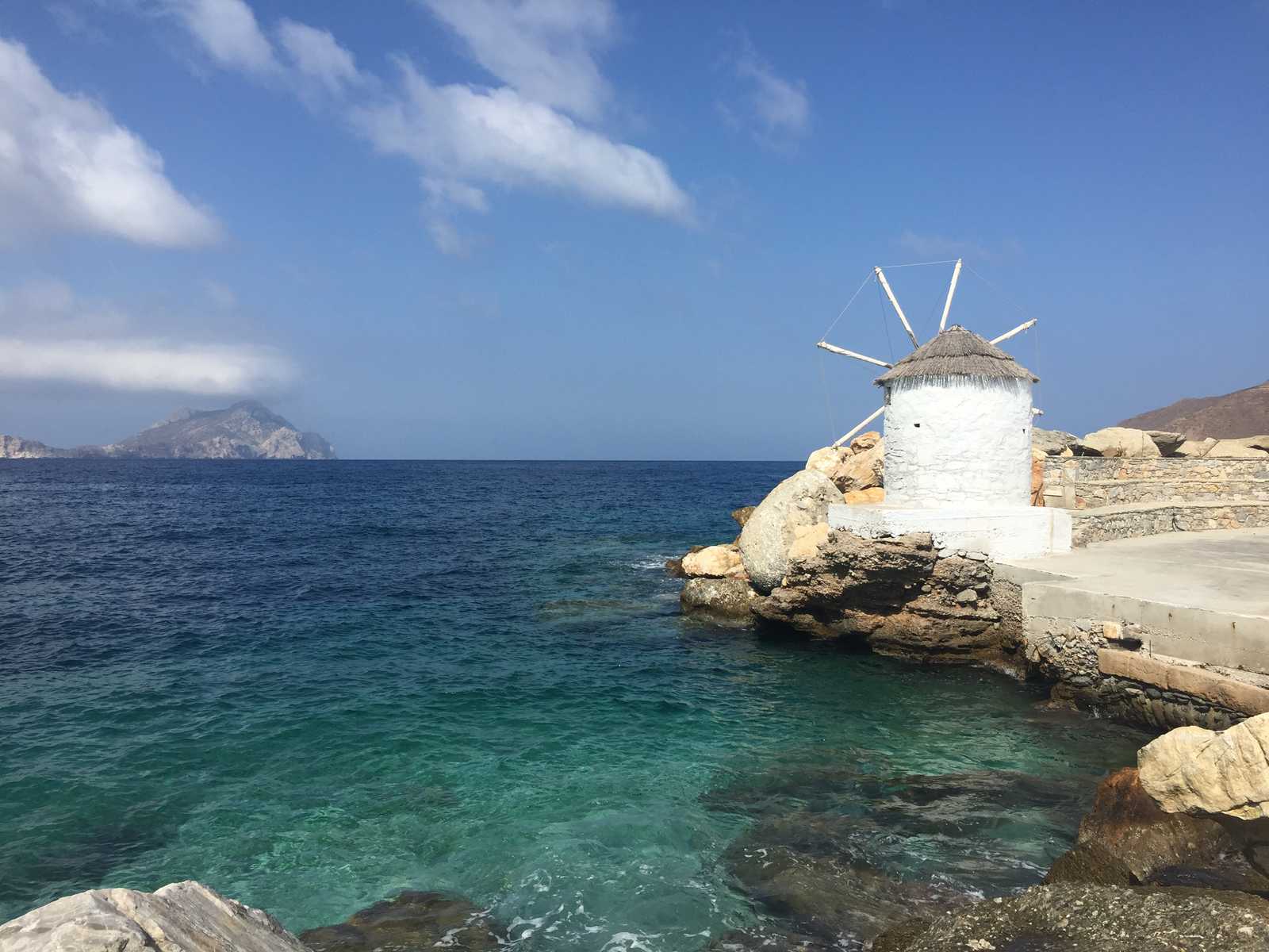 Petit moulin sur le littoral d'Amorgos, Cyclades, Grèce