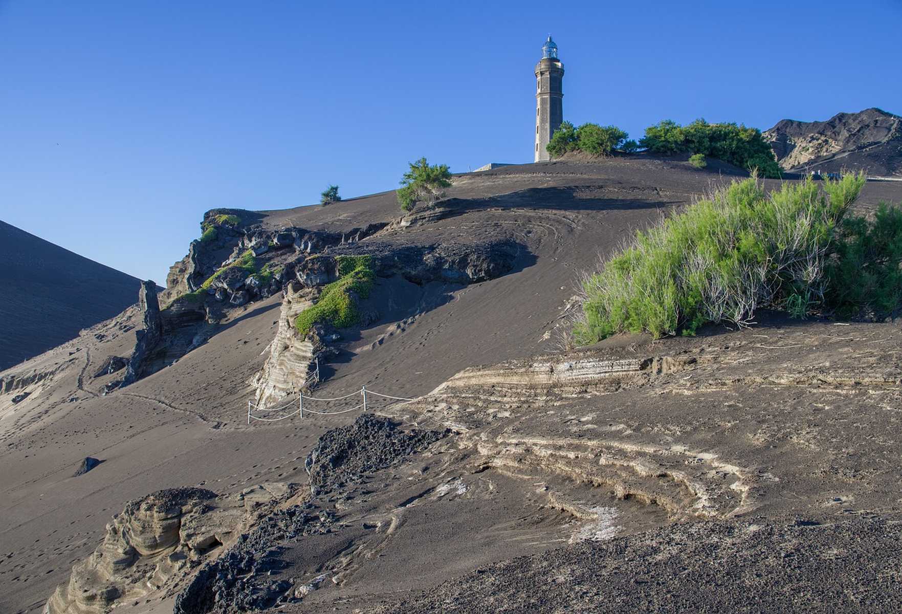 Phare Capelinhos sur les falaises de l'île de Faial Açores