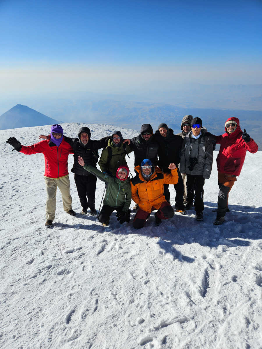 photo de groupe au sommet du mont Ararat en Turquie