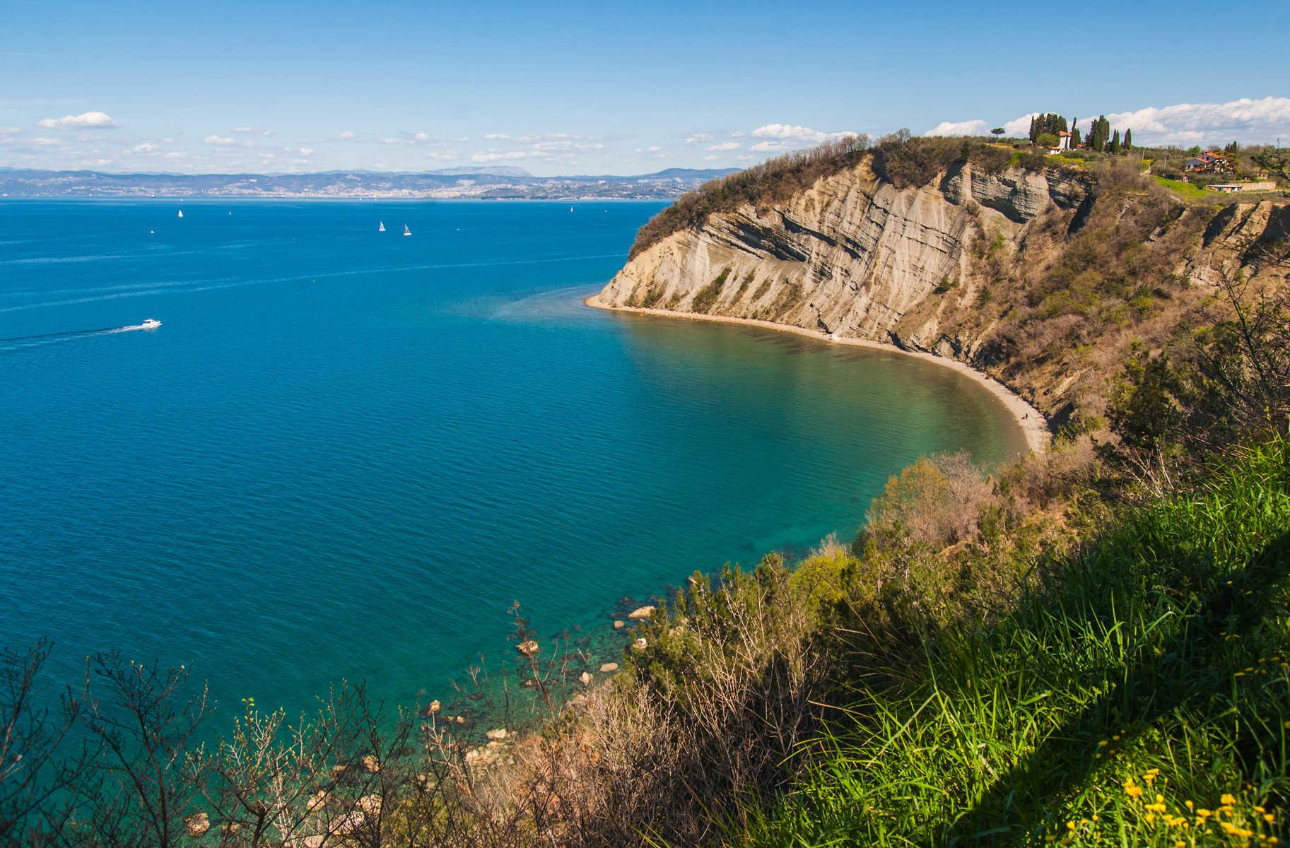 photo du bord de mer dans la ville de Strunjan en Slovénie