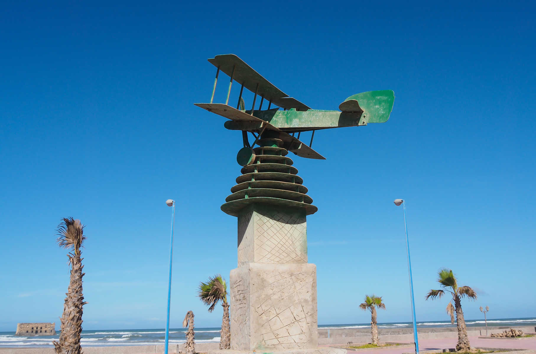Photo d'un monument d'avion devant le musée Antoine de Saint Exupery à Tarfaya au Maroc
