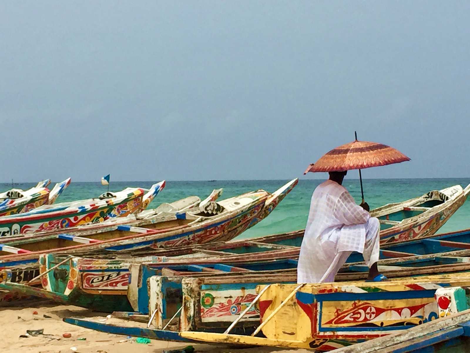 Pirogues sur la plage au Sénégal