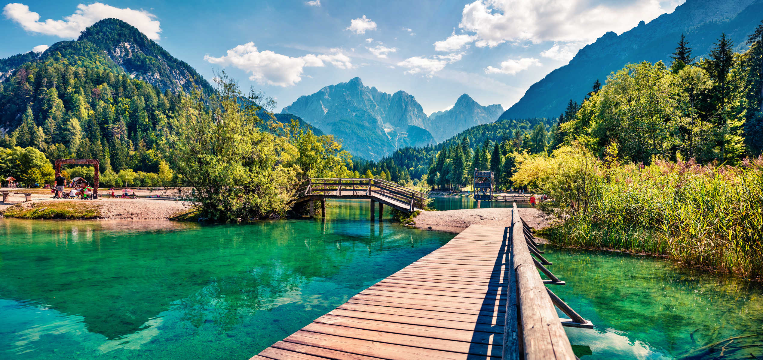 Pont en bois sur le lac Jasna. Vue panoramique sur les Alpes juliennes, parc national du Triglav. , Slovénie, Europe