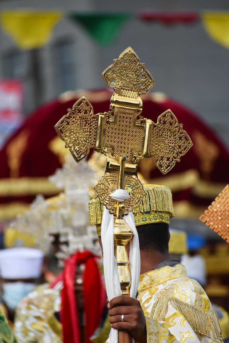 Prêtre tenant une croix orthodoxe éthiopienne lors du coloré festival de l’Épiphanie Timkat en Ethiopie ©  Prêtre tenant une croix orthodoxe éthiopienne lors du coloré festival de l’Épiphanie Timkat en Ethiopie