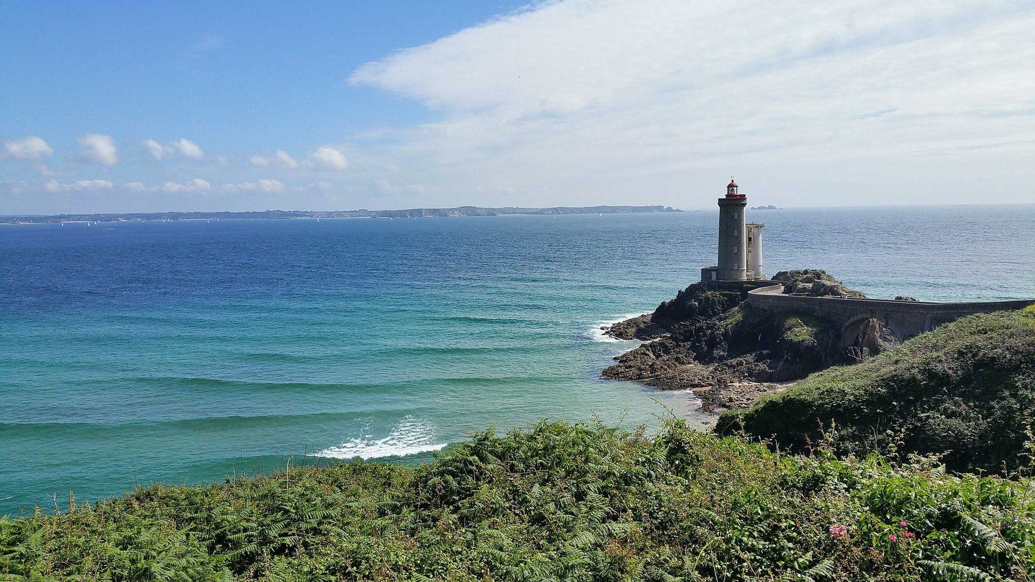 Rade de Brest lors d'une randonnée ensoleillées dans les fjords bretons