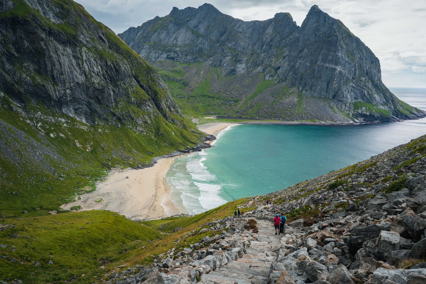 Randonnée jusqu'à la plage de Kvalvika en Norvège