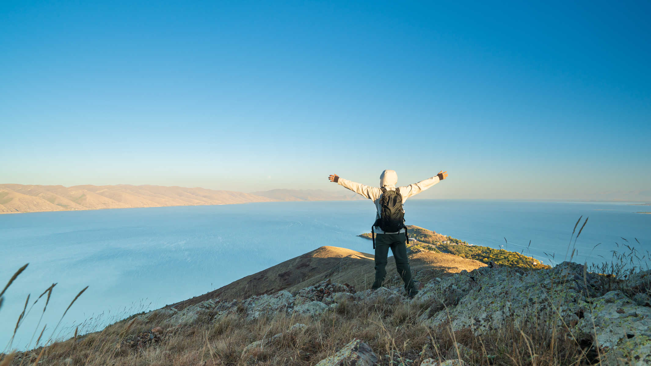 Randonneur au Lac Sevan, Armenie
