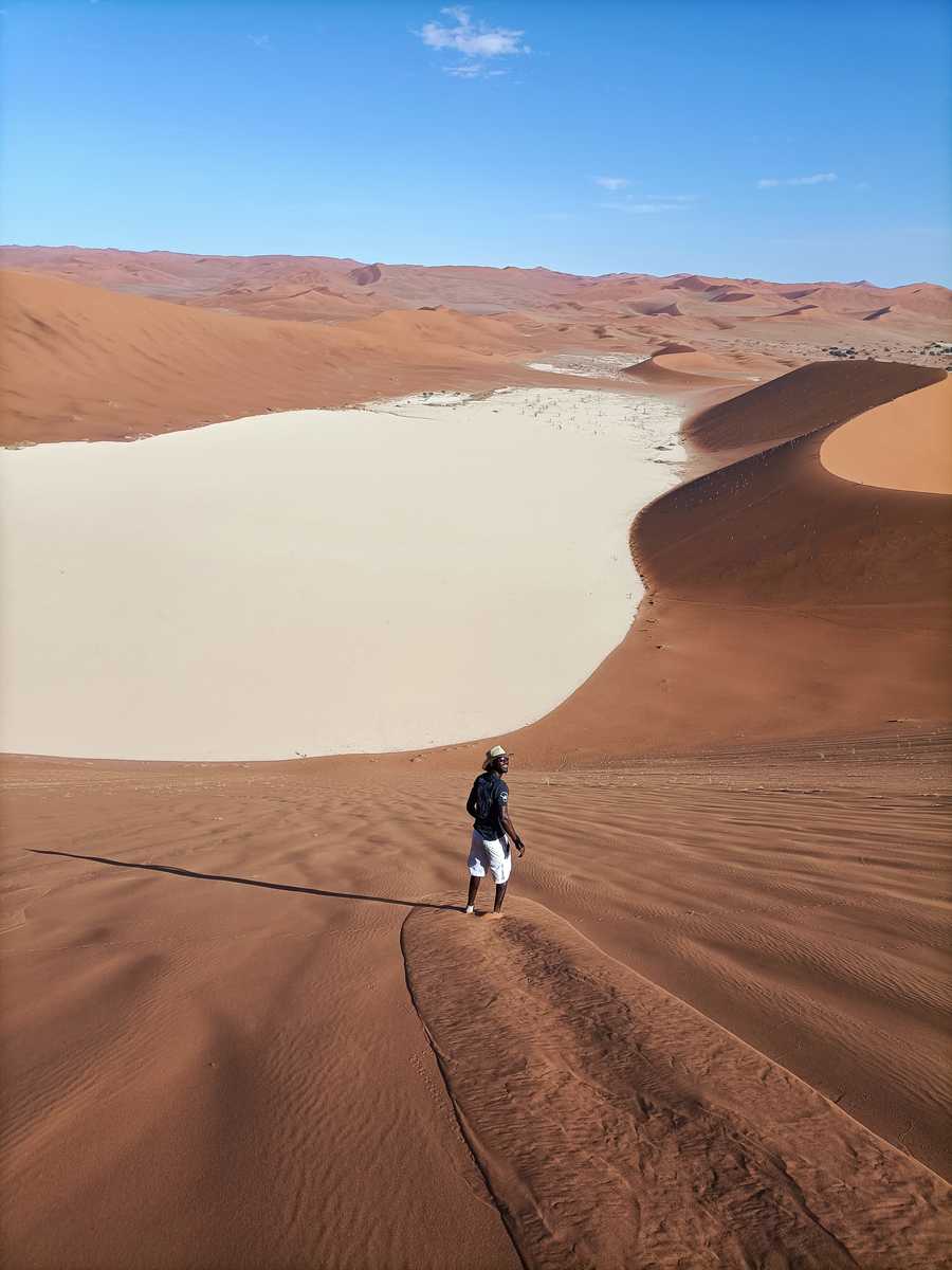 randonneur au lac Sossusvlei en Namibie