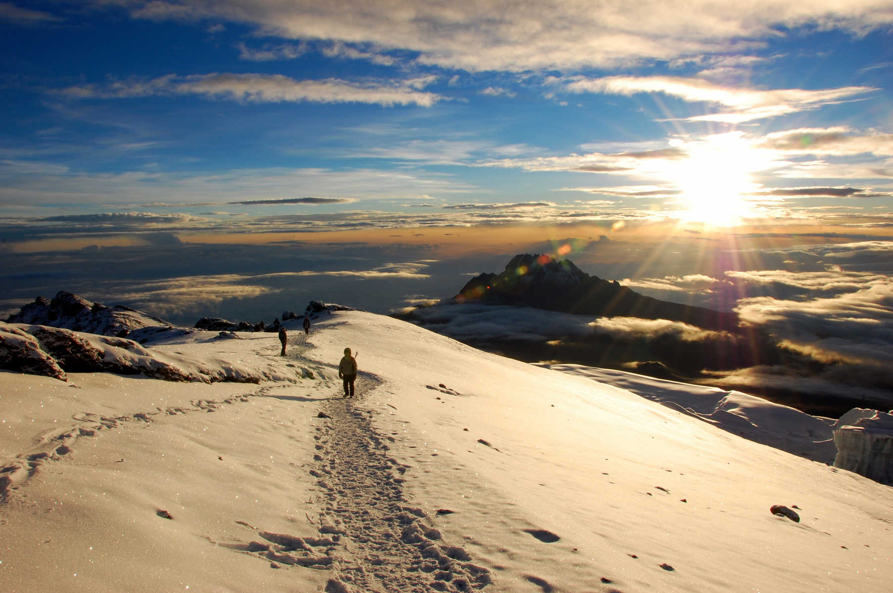 Randonneur dans la neige avant l'arrivée du au sommet du Kilimandjaro en Tanzanie