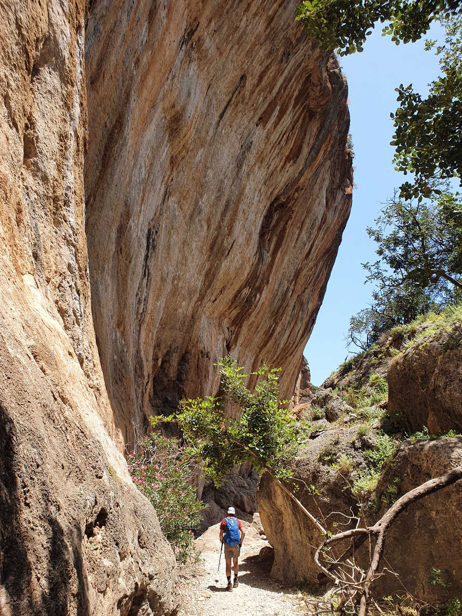 Randonneur dans les gorges de Sougia Lissos en Crète