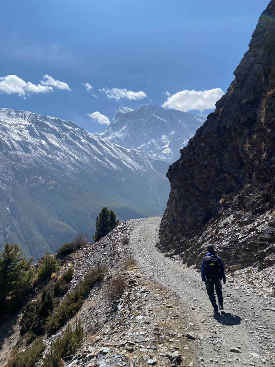 Randonneur en route vers Ngawal au Népal