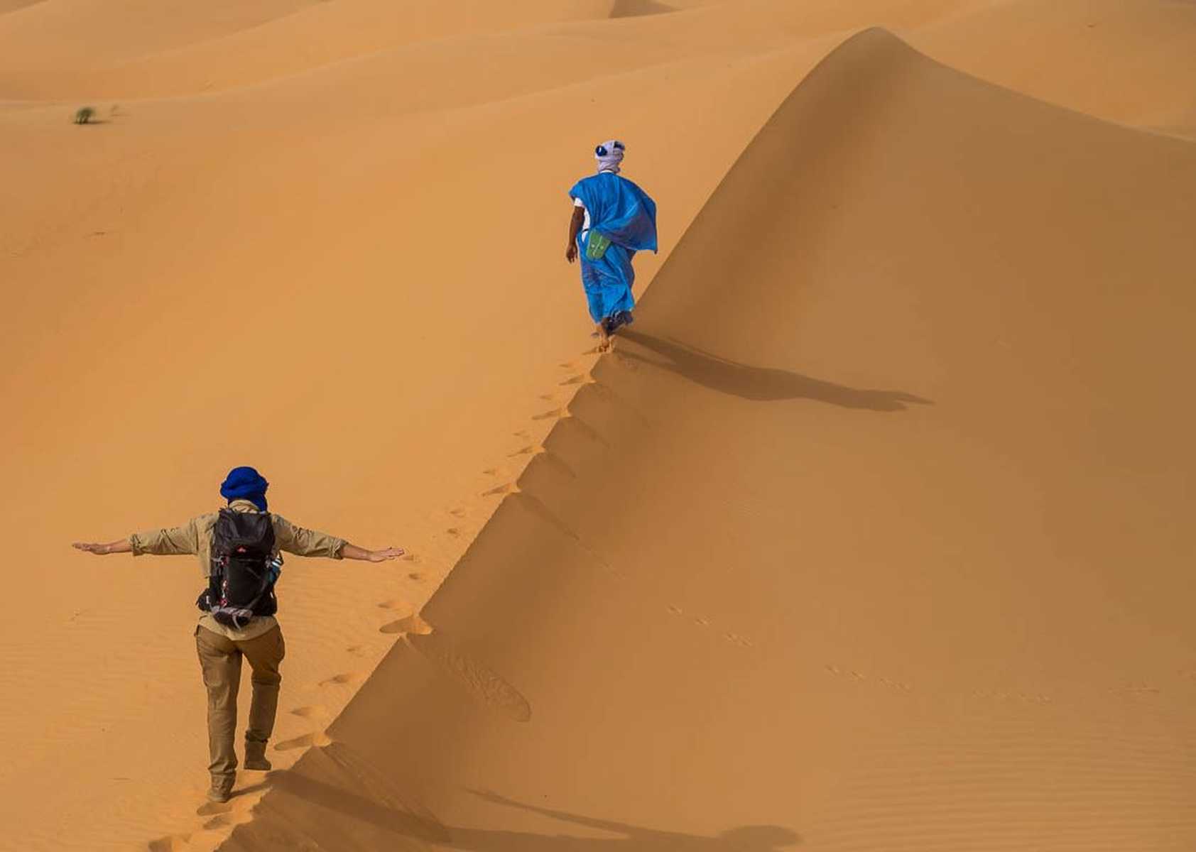 Randonneur et son guide local dans les dunes, Mauritanie
