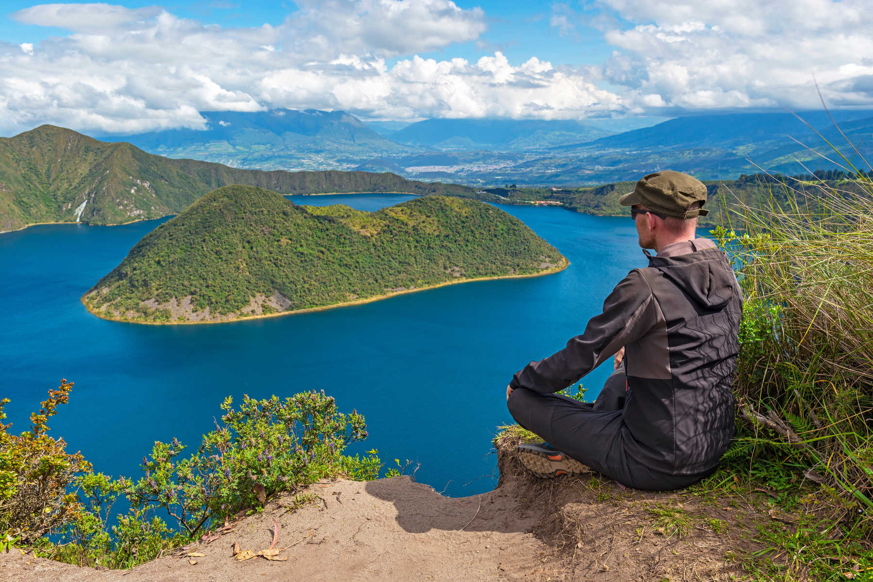 Randonneur qui admire la vue en randonnée du lac du cratère Cuicocha près d'Otavalo, en Équateur
