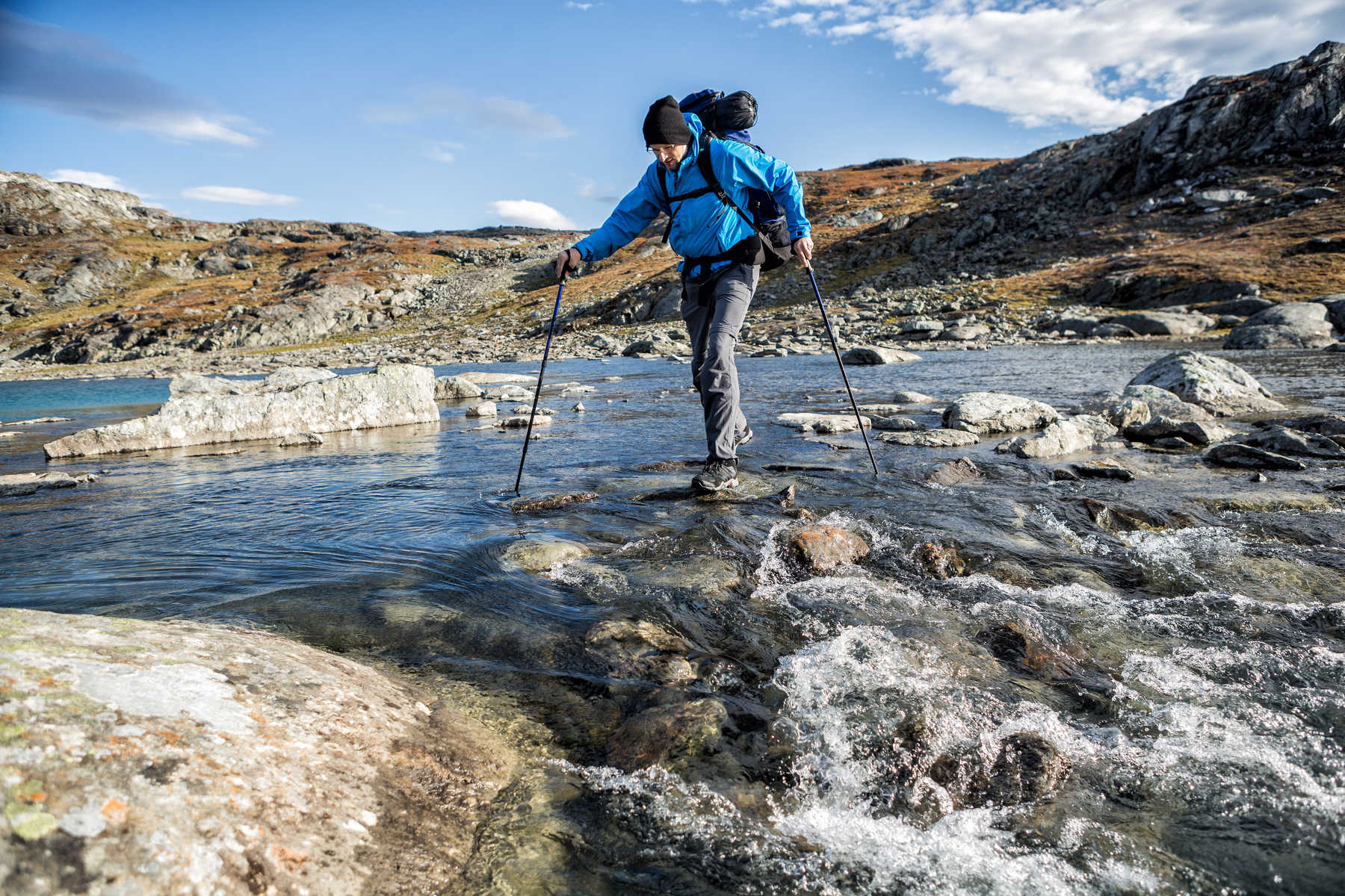 Randonneur sur le trek de la Kungsleden en Scandinavie, laponie suédoise
