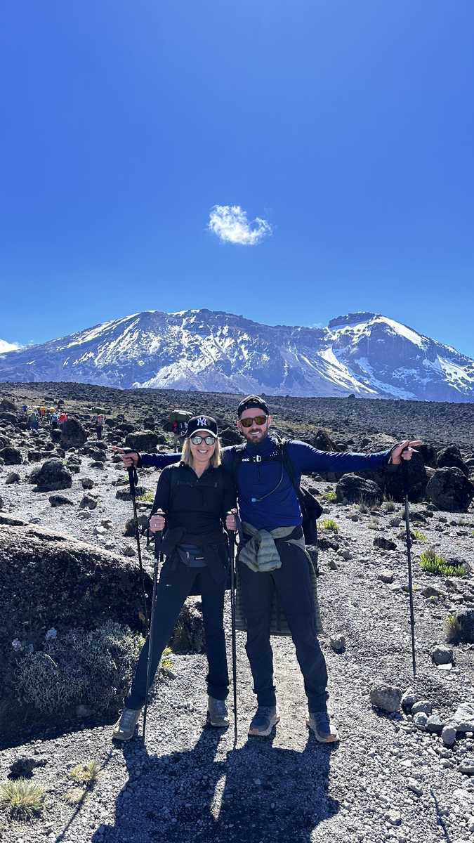 Randonneurs au début de l'ascension du Kilimandjaro en Tanzanie