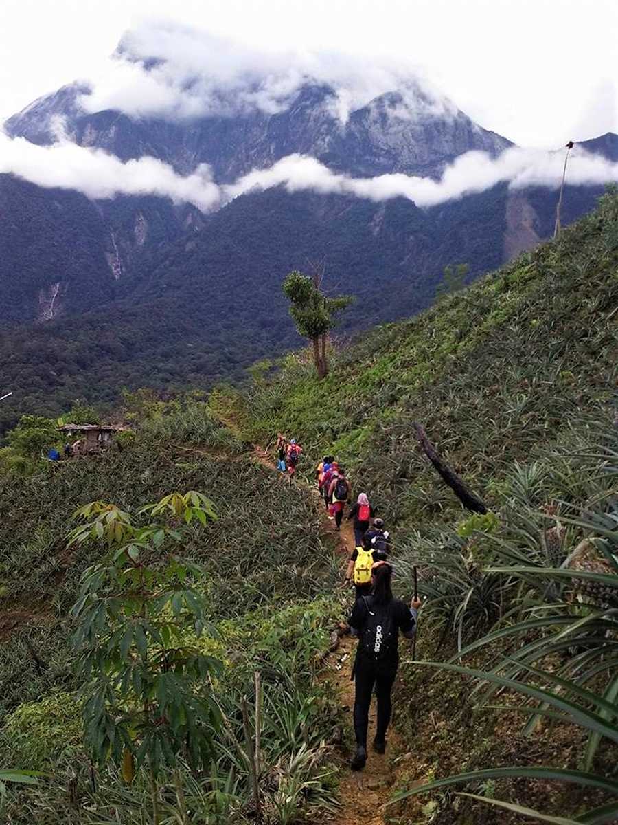 randonneurs au pied du Mont Kinabalu