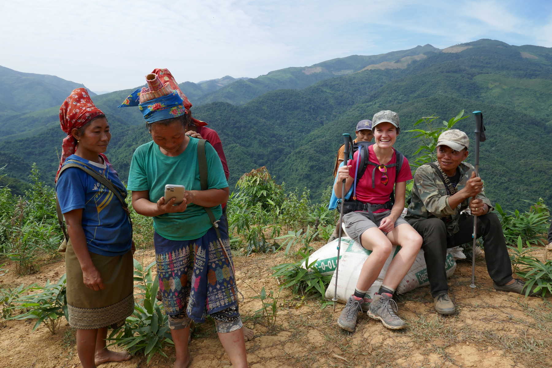 randonneurs avec des locaux au Laos