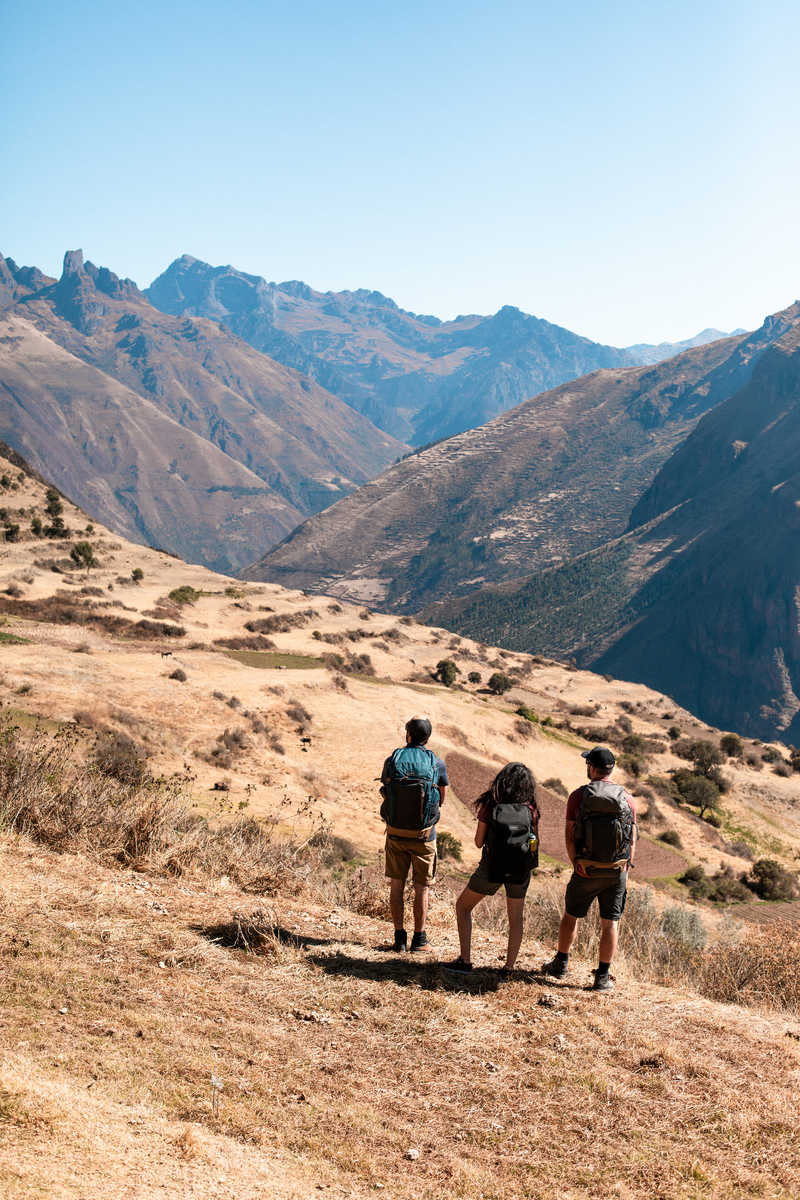 Randonneurs contemplant la Vallée Sacrée