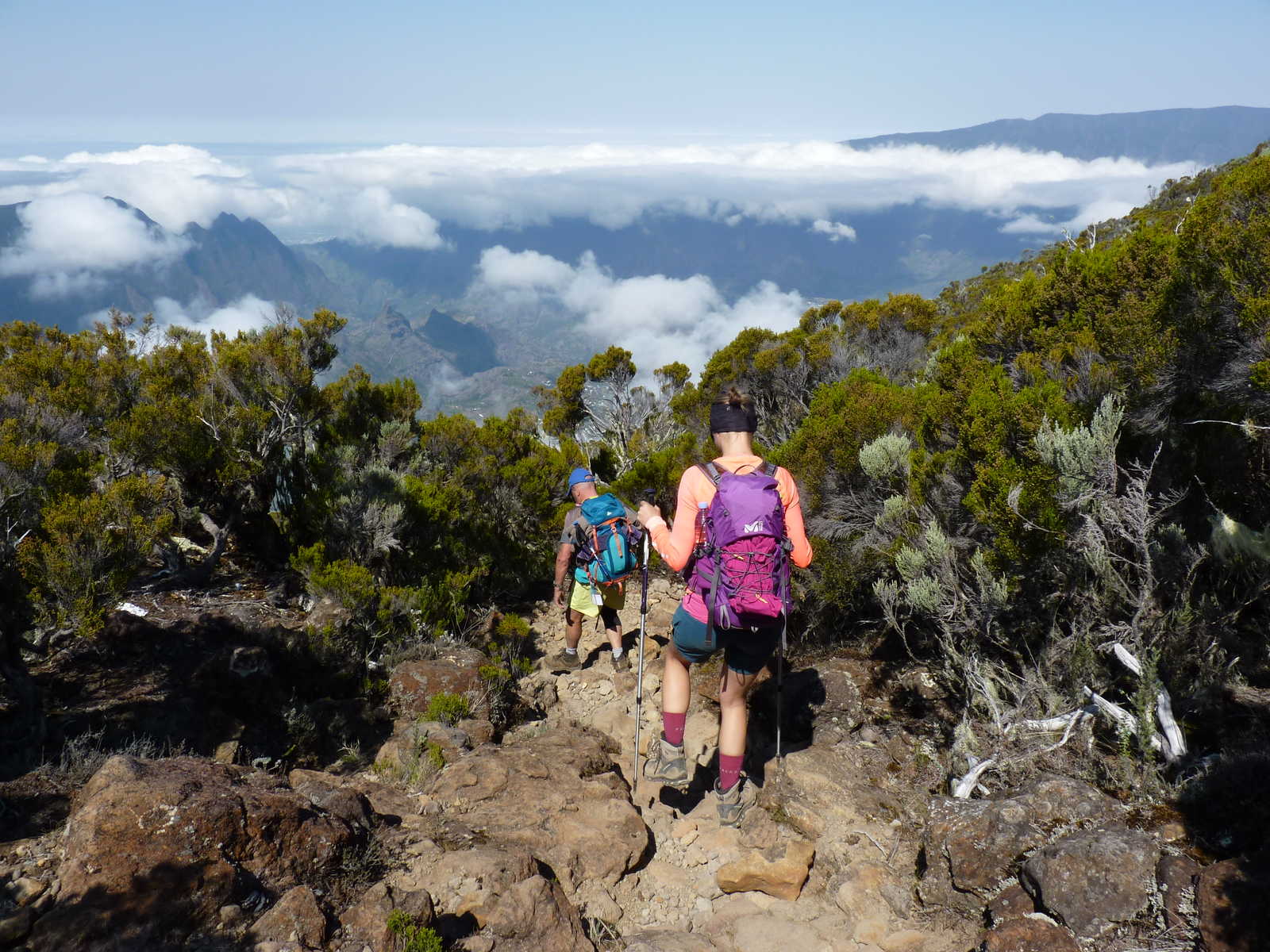 Randonneurs dans la descente vers la Plaine des Cafres, la Réunion