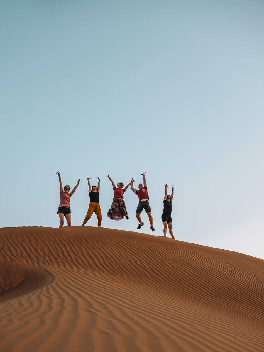 Randonneurs  dans le désert de Wahiba Sand à Oman