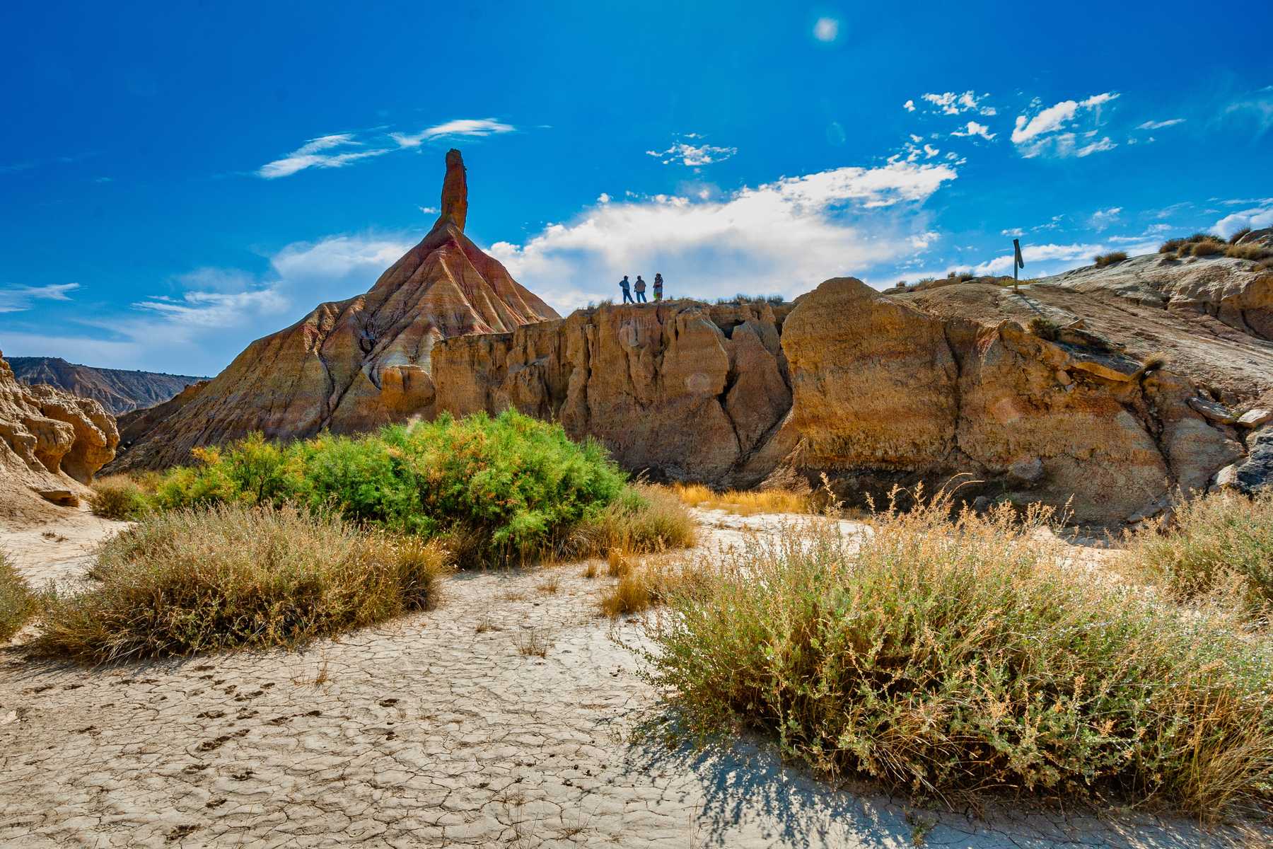 Randonneurs dans le désert des Bardenas Reales en Espagne