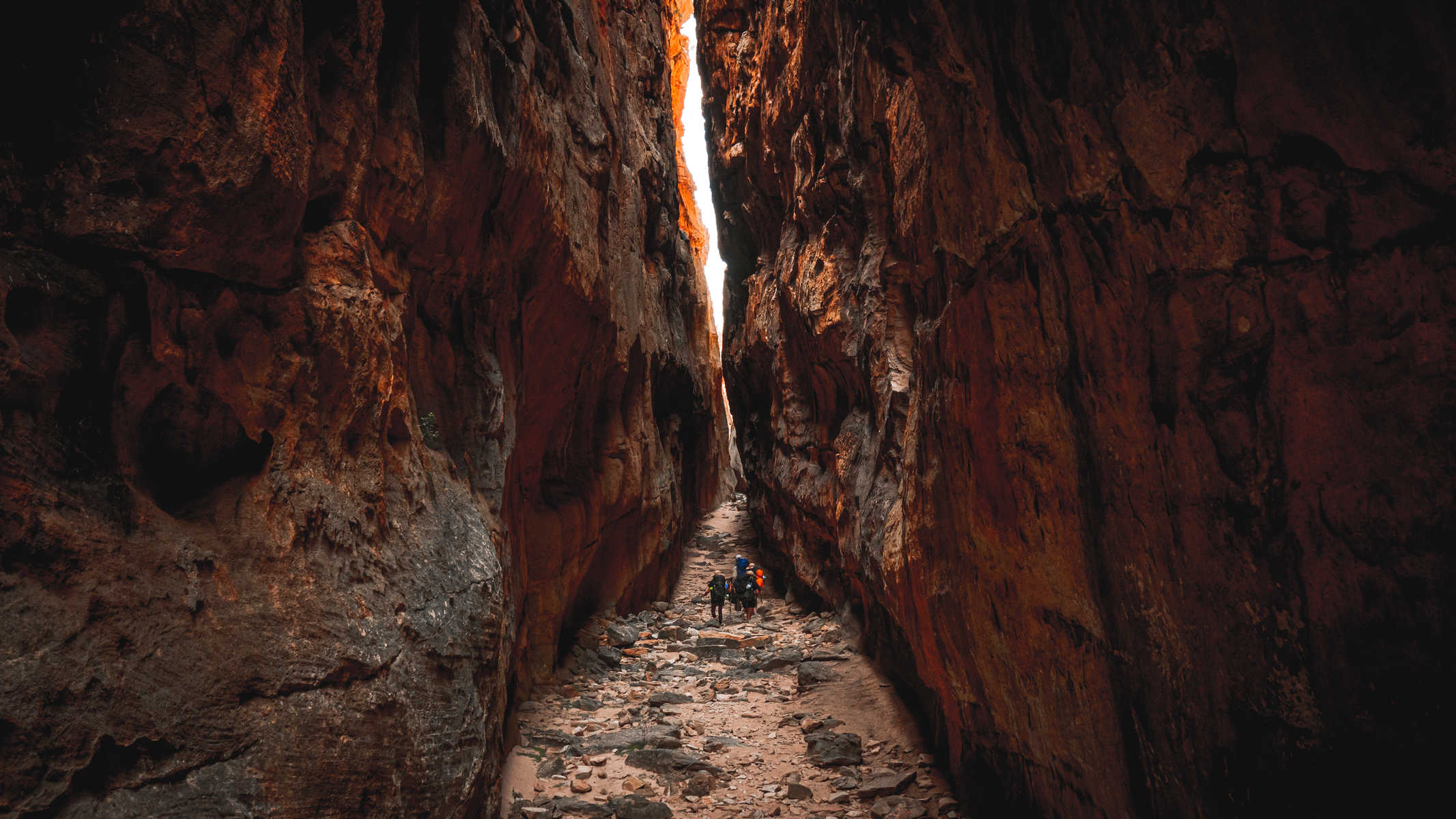 Randonneurs dans le Wolfberg Cracks en Afrique du Sud
