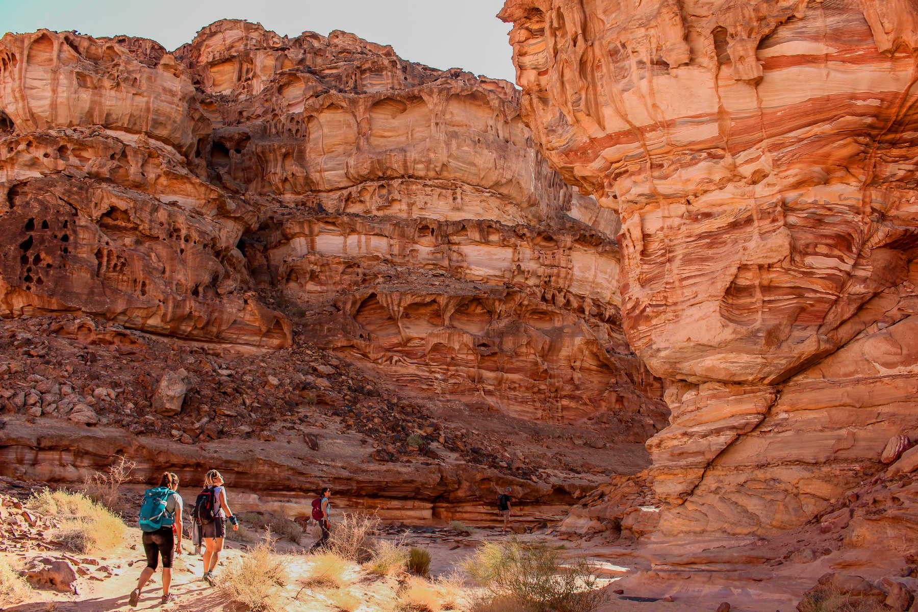Randonneurs dans les canyons du Wadi Araba en Jordanie