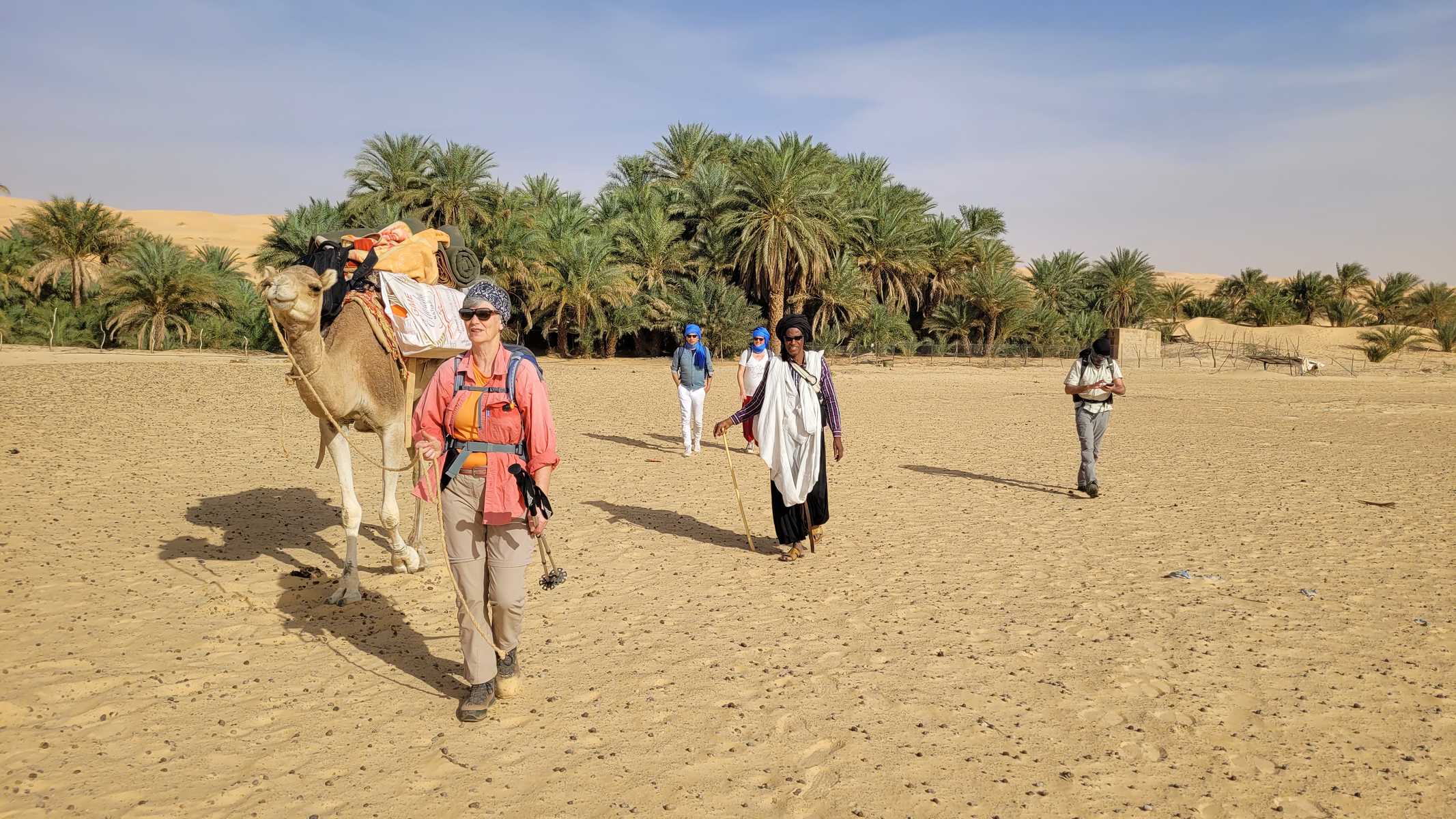 Randonneurs dans l'oasis de Lagueila en Mauritanie