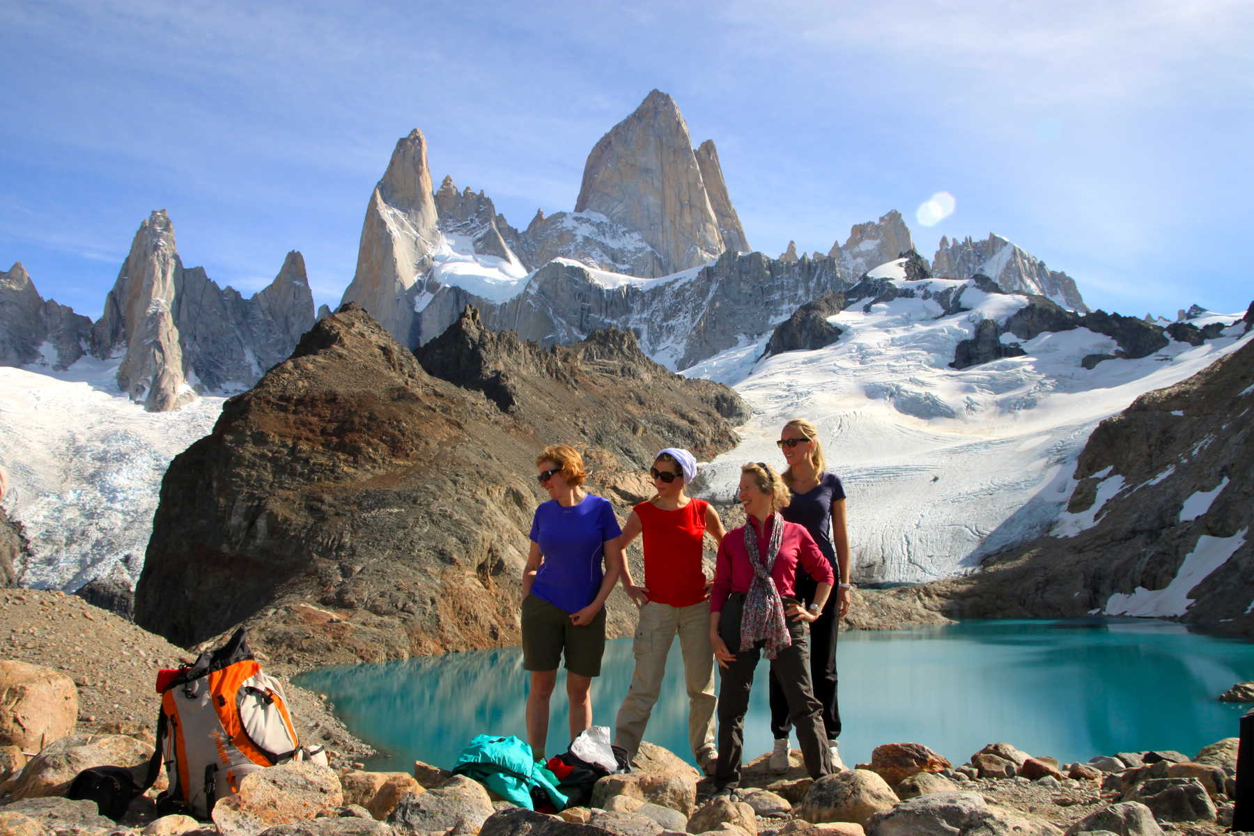 Randonneurs devant les majestueuses montagnes du Fitz Roy en Patagonie © Randonneurs devant les majestueuses montagnes du Fitz Roy en Patagonie