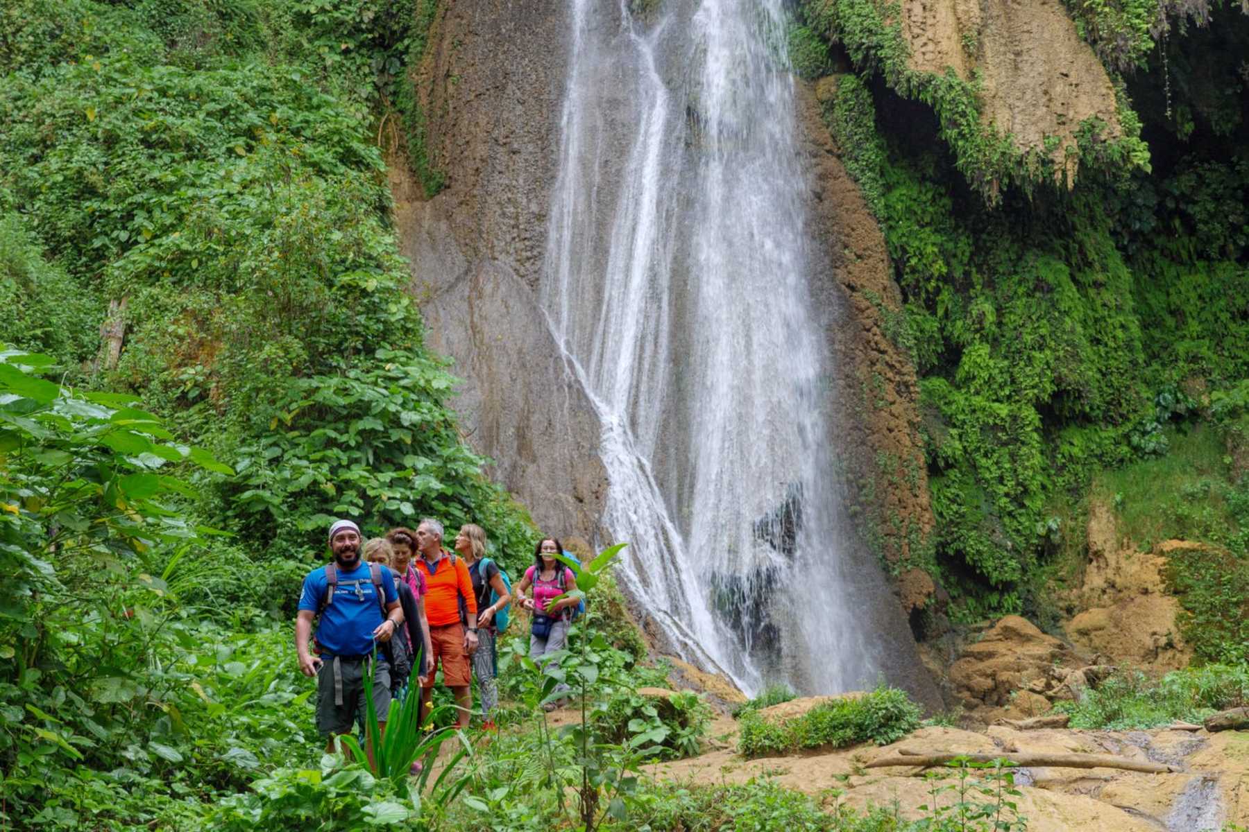 Randonneurs devant une cascade à Topes de Collantes