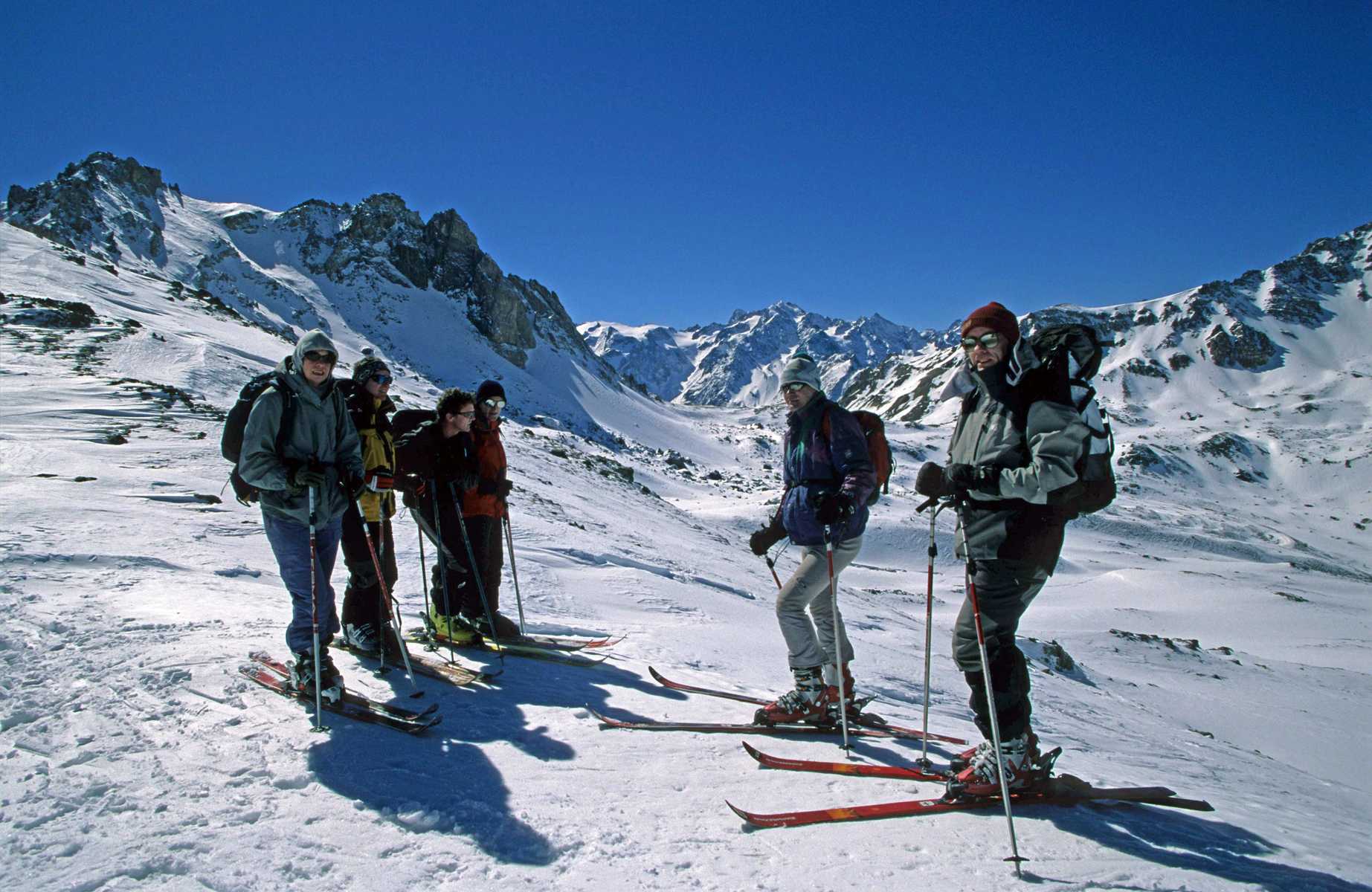 randonneurs en skis de rando col de l'échaillon dans les Alpes