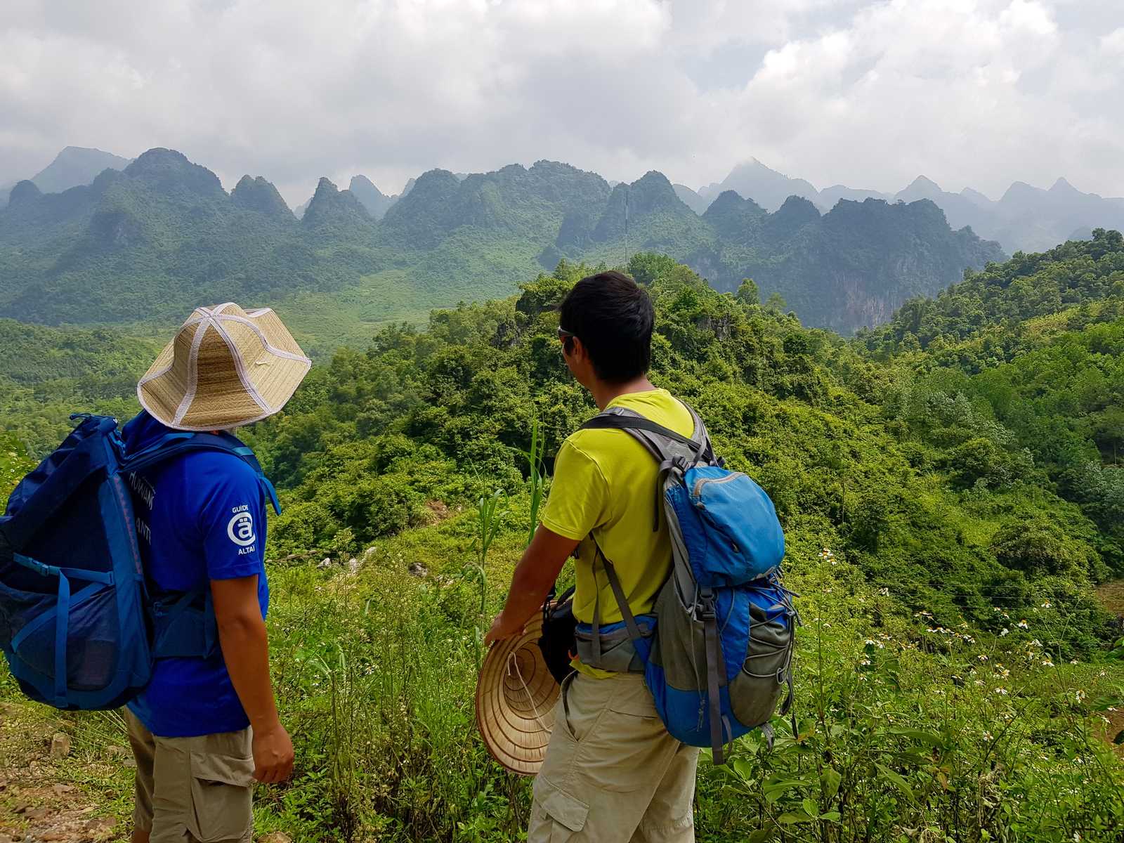 Randonneurs en trek dans la région de Cao Bang au Vietnam