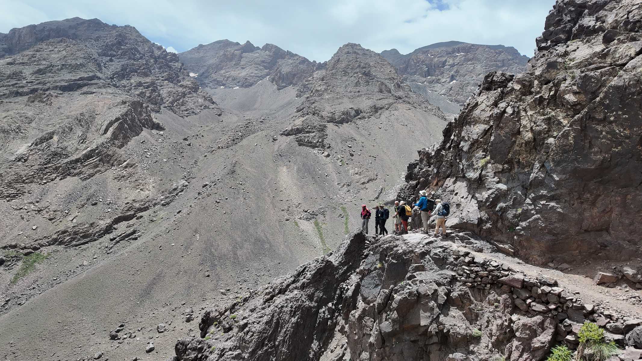 Randonneurs marchant dans le Tizi Aguelzim au Maroc