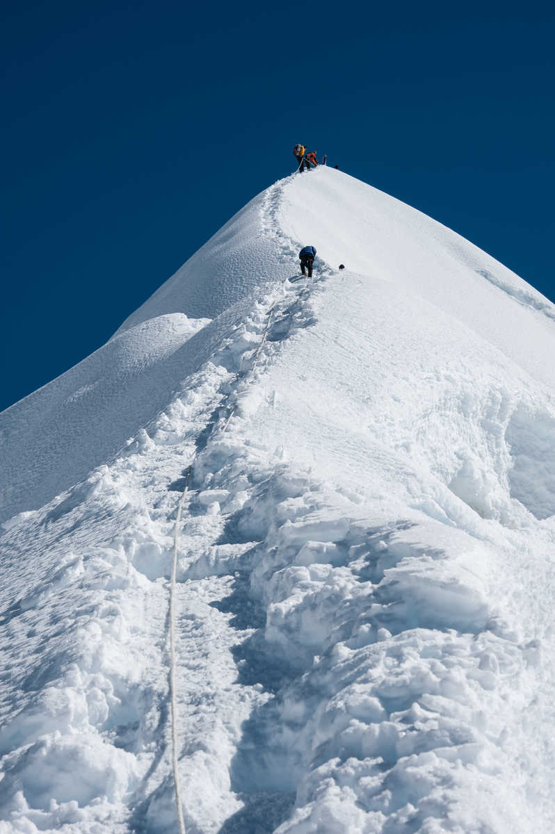 Randonneurs pendant l'ascension de l'Island Peak au Népal