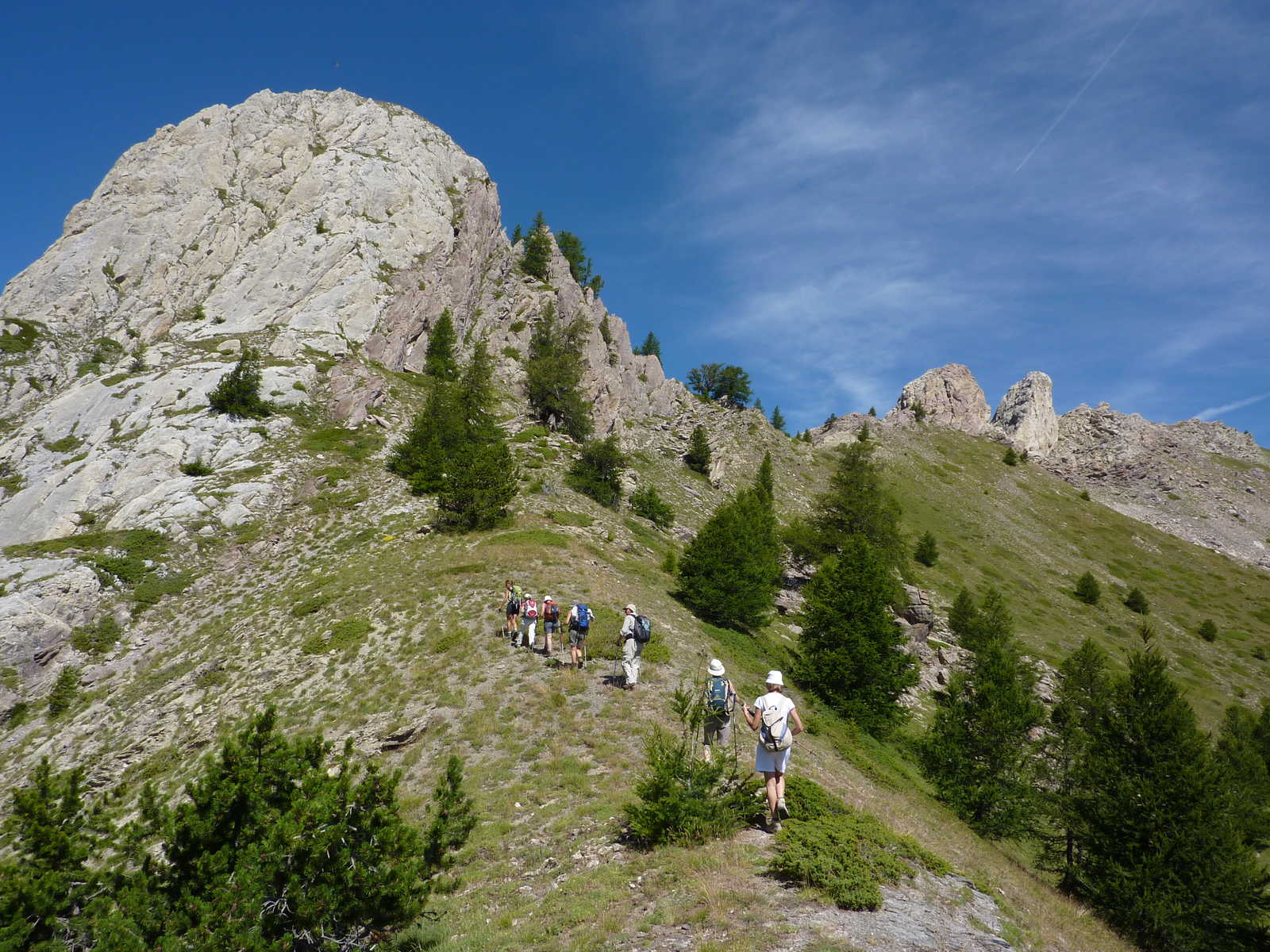 Randonneurs pendant une randonnée sur les crêtes de Lamaron, Queyras, Alpes du sud