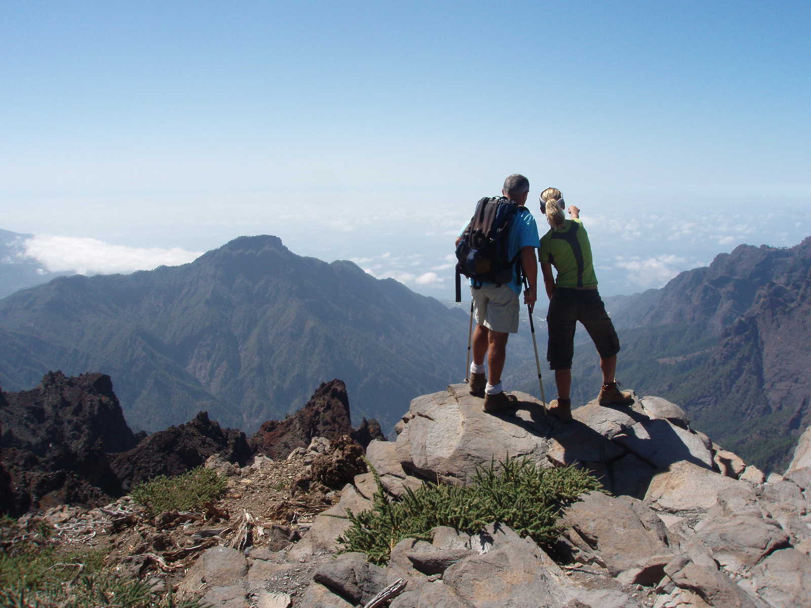 randonneurs qui admirent la vue sur l'île de la Palma