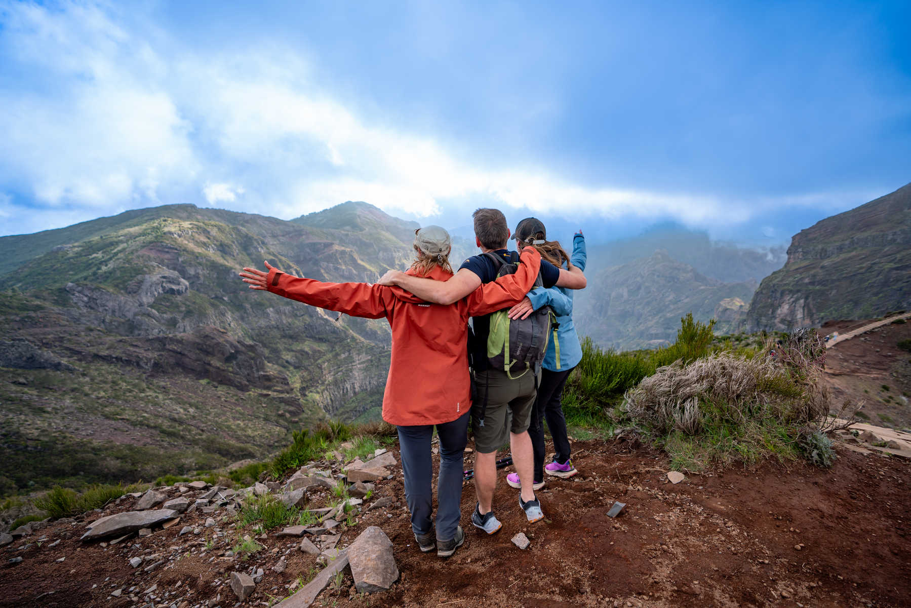 Randonneurs qui célèbrent l'arrivée au sommet à Madère