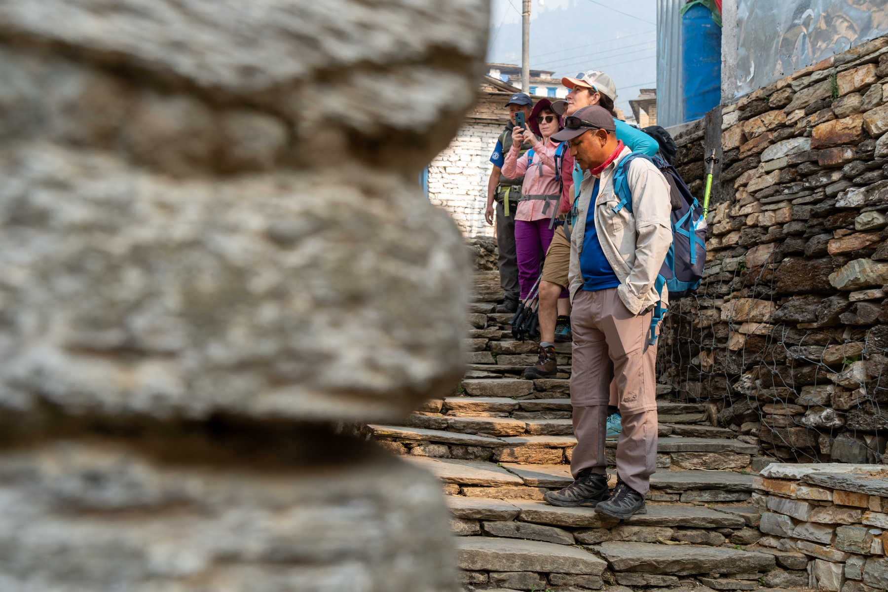 Randonneurs qui visitent un village typique au Népal