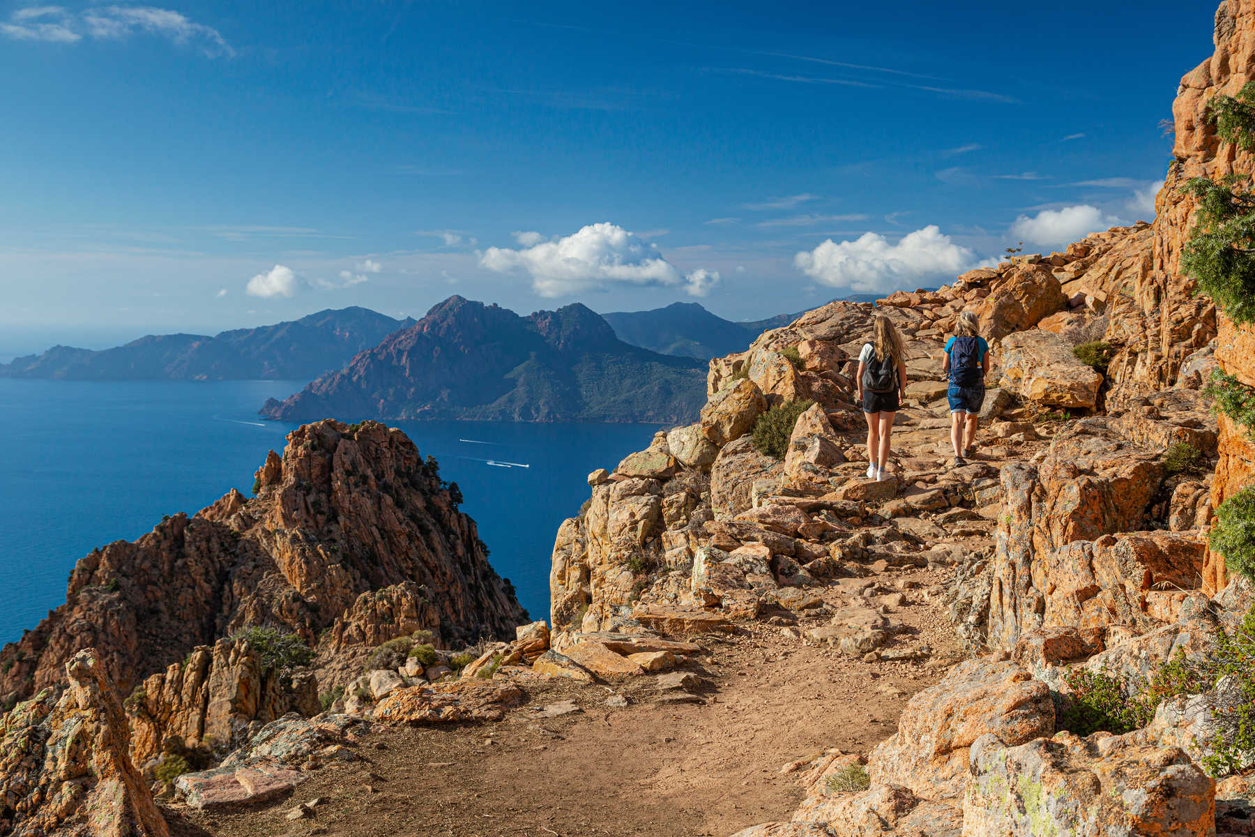 Randonneurs sur la côte sud du Golfe de Porto, Corse