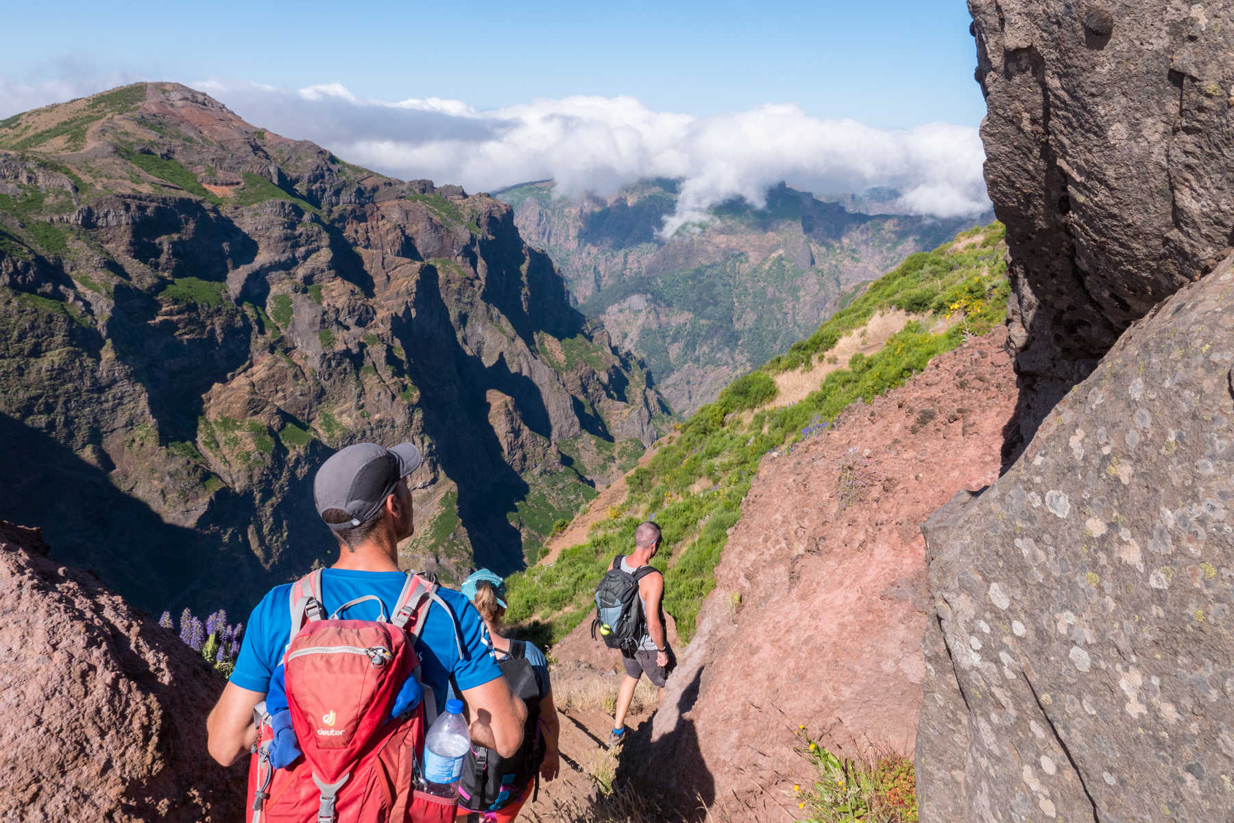 Randonneurs sur les chemins montagneux de Madère