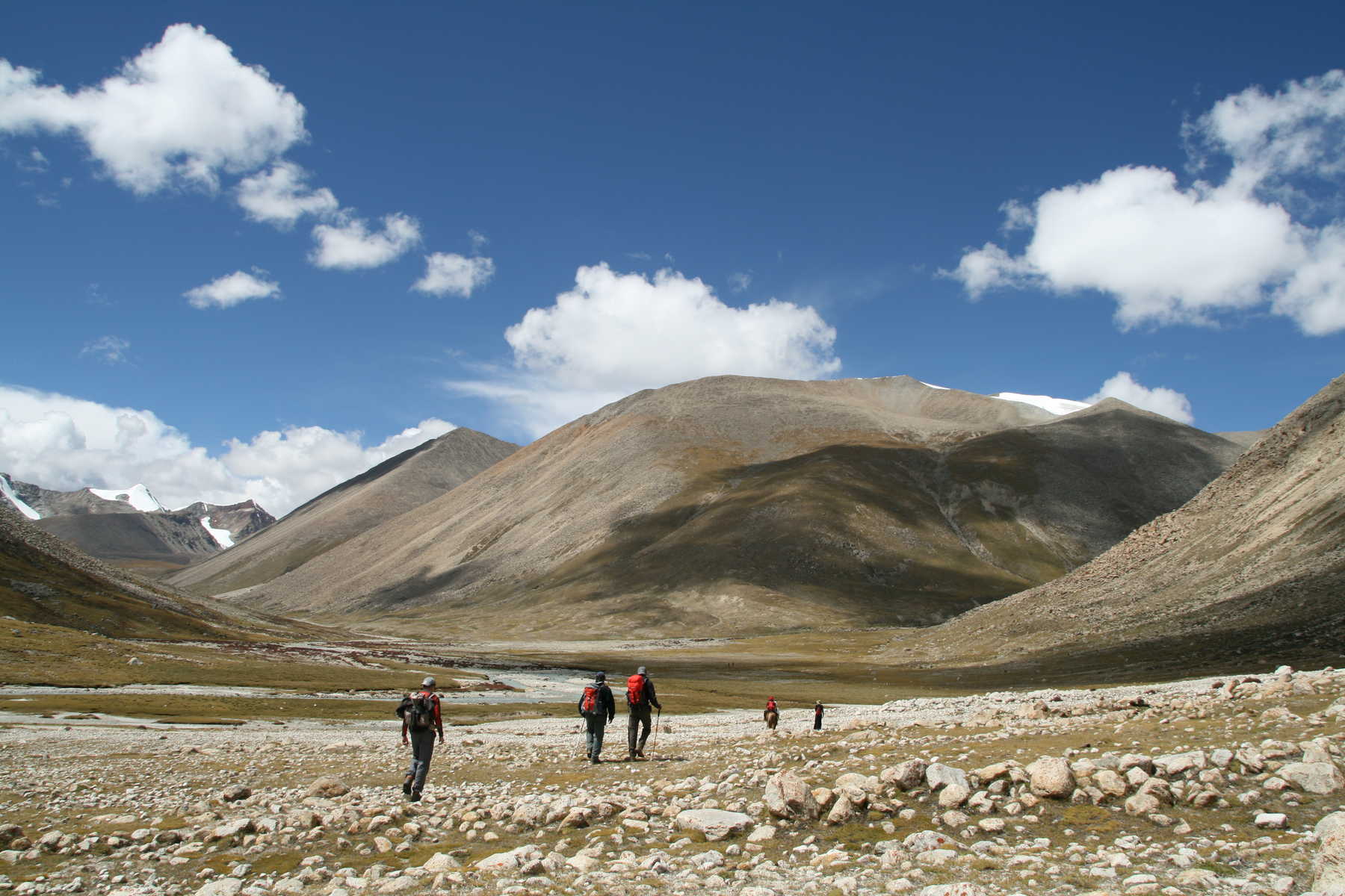 Randonneurs sur les hauts plateaux tibétains